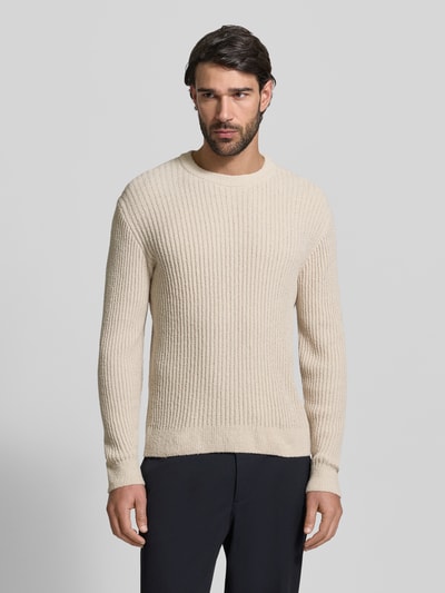 Männermodel trägt Slim Fit Pullover in Strick-Optik von JAKE*S STUDIO MEN aus Baumwoll-Mix mit Rundhalsausschnitt, Ganzkörperansicht von vorne.