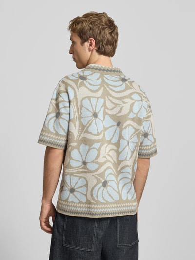 Männermodel trägt Relaxed Fit Freizeithemd aus Baumwoll-Mix Modell 'DUKE' von Only & Sons, mehrfarbig floral, Baumwoll-Mix, Ganzkörperansicht Rückansicht.