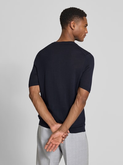 Männermodel draagt gebreid shirt met ronde hals van MAERZ Muenchen, slim fit, ribboordjes, labeldetail, ruglengte maat 50: 66 cm. Ganzkörperansicht Rückansicht