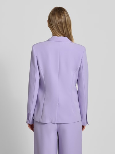 Frauenmodel trägt Slim Fit Blazer mit Pattentaschen Modell 'Isa' von GUIDO MARIA KRETSCHMER WOMAN in Flieder, Material-Mix mit Stretch-Anteil, Rückenlänge 64 cm, Ganzkörperansicht Rückansicht.
