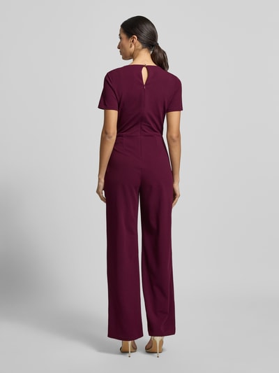 Modelka nosi Regular Fit Jumpsuit mit Cut-Out od Lipsy, elastyczny materiał, krój regular fit, widok całej sylwetki z tyłu.