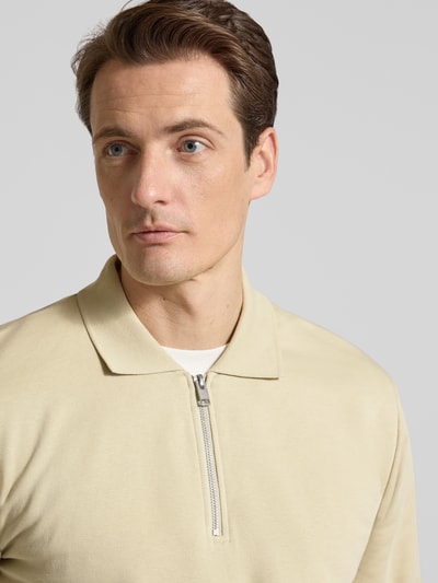 Männermodel trägt Sweatshirt mit Polokragen und Reißverschluss von Lindbergh aus Baumwoll-Mix, Regular-Fit, beige, Nahaufnahme Oberkörper.