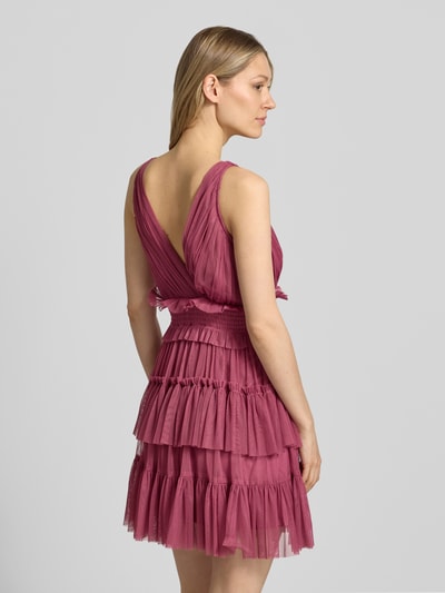 Vrouwenmodel draagt 'Cocktailkleid im Stufen-Look mit V-Ausschnitt' van LACE & BEADS in roze mesh, A-lijn, mini-jurk, laagjeslook, V-hals, ruglengte maat S 87 cm, borstwijdte maat S 43 cm, geheel van achteren