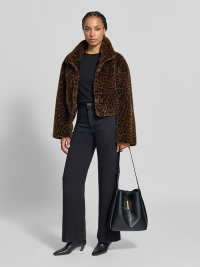 Frauenmodel trägt Regular Fit Jacke aus Kunstfell von ROTATE mit Allover-Animal-Print, braun-schwarz, Ganzkörperansicht von vorne.