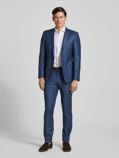 Männermodel trägt Slim Fit 2-knoops colbert met klepzakken van Roy Robson in blauw, materiaalmix met stretch, ganzlichaamsaanzicht van voren, heren 2-knoops colbert, reverskraag, bandwijdte maat 50: 44 cm, ruglengte: 106 cm, schouderbreedte: 45 cm, mouwlengte: 64 cm, binnenbeenlengte: 79 cm.