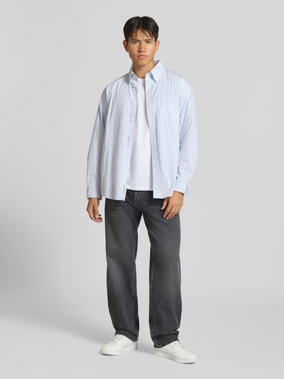 Männermodel trägt Straight Fit Jeans aus reiner Baumwolle Modell 'TYRELL' von Edwin, 5-Pocket-Design, Ganzkörperansicht von vorne.