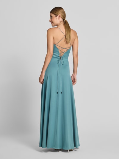 Frauenmodel trägt Abendkleid aus Satin mit Wasserfall-Ausschnitt von Vera Mont, A-Linie, Maxikleid, seidig-glatter Stoff, Ganzkörperansicht Rückansicht.