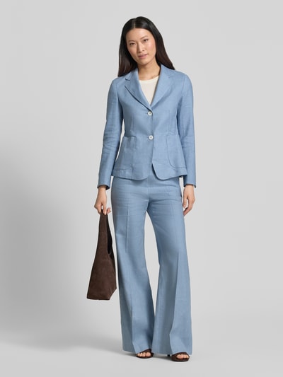 Frauenmodel trägt Slim Fit Marlenehose aus Leinen-Mix von Windsor in Hellblau mit Bundfalten, seitlichem Reißverschluss, Ganzkörperansicht von vorne. Bundweite 37 cm, Innenbeinlänge 82 cm bei Größe 36, Stretch-Anteil.