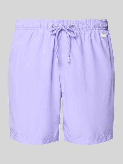 Produktfoto, Badehose mit Logo-Print Modell 'Lighting Pantone' von MC2 Saint Barth aus glattem, hellviolettem Material mit Logo-Patch, Geschenkbox