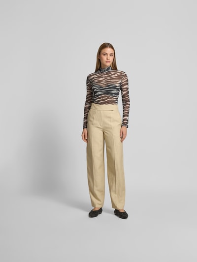 Frauenmodel trägt Longsleeve im semitransparenten Design von Lala Berlin mit Allover-Animal-Print, Stehkragen, Slim-Fit, Elastischer-Material-Mix, Beige- und Schwarztöne, Ganzkörperansicht von vorne.