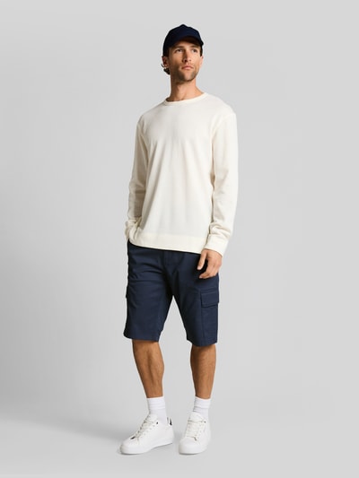 Männermodel trägt Regular Fit Cargoshorts aus Baumwoll-Mix von Tom Tailor, Optik: Unifarben, Strukturiert, Materialverarbeitung: Piqué, Ganzkörperansicht von vorne.