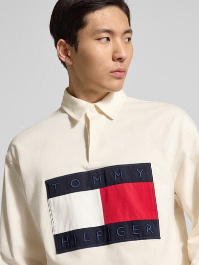 Männermodel trägt Regular Fit Sweatshirt aus reiner Baumwolle von Tommy Hilfiger, unifarben, Polokragen, Label Patch, Nahaufnahme Oberkörper.