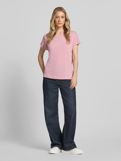 Frauenmodel trägt Regular Fit T-Shirt mit Rundhalsausschnitt von Christian Berg Woman, Damen T-Shirt aus Modal-Mix in Rosa mit fixierten Ärmelabschlüssen, Rückenlänge bei Größe S: 64 cm, Ganzkörperansicht von vorne.