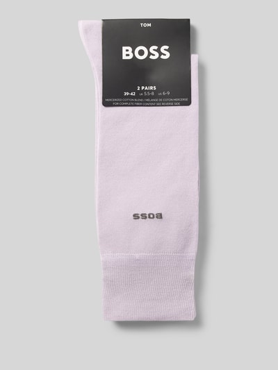 Produktfoto, Socken aus Baumwoll-Mix von BOSS in hellem Violett mit elastischem Bündchen, Logo-Print und verstärkter Ferse auf grauem Hintergrund.