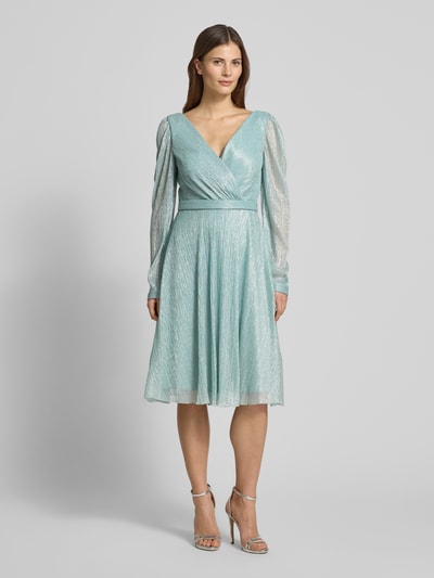 Kobiece model prezentuje Regular Fit Kleid in Wickel-Optik od TROYDEN COLLECTION, błyszcząca siateczka, dekolt w serek, krój regular fit, taliowany, wszyty zamek błyskawiczny, długość tyłu w rozmiarze 36: 90 cm, szerokość w rozmiarze 36: 37 cm, długość rękawów w rozmiarze 36: 67 cm, błękitne odcienie, gładka tekstura, całkowity widok z przodu