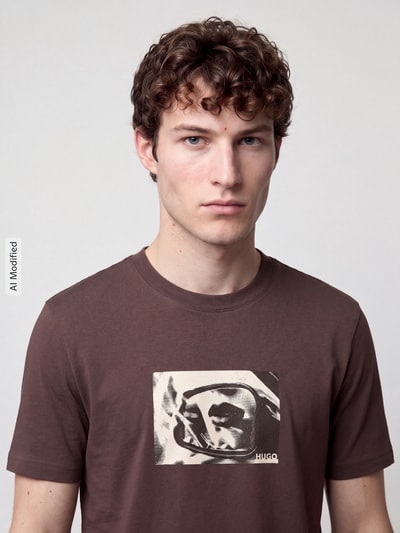 Männermodel trägt braunes Regular Fit T-Shirt aus reiner Baumwolle Modell 'Dirom' von HUGO mit Print, Herren T-Shirt, Nahaufnahme Oberkörper, KI-modifiziertes Bild.