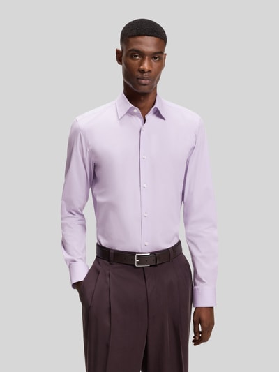 Männermodel trägt Slim Fit Businesshemd aus Baumwoll-Mix Modell 'H-HANK-KENT' von BOSS, Optik: Unifarben, Ganzkörperansicht von vorne.