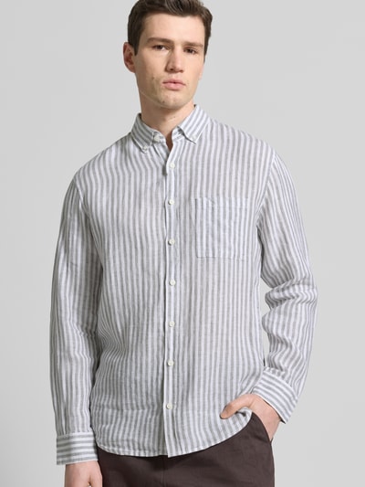 Męski model nosi Modern Fit Freizeithemd aus reinen Leinen Modell 'Daniel' od Brax, biało-szare pionowe pasy, kołnierzyk typu button down, listwa guzikowa, koszula casualowa, długość tyłu w rozmiarze M: 76 cm, szerokość ramion w rozmiarze M: 50 cm, długość rękawów w rozmiarze M: 67 cm, całkowity przód