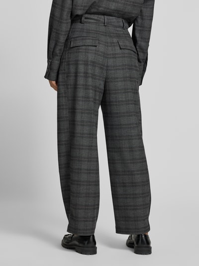 Frauenmodel trägt Stoffhose mit Knopf am Saum von Style Icon Collection, grau kariert, lockerer Schnitt, Gesäßleistentaschen, Ganzkörperansicht Rückansicht.