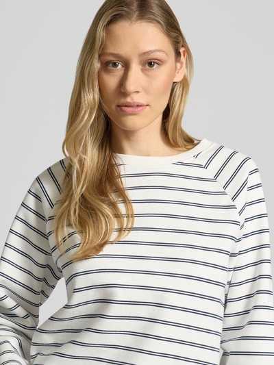 Frauenmodel trägt Regular Fit Sweatshirt aus Baumwoll-Mix von Tom Tailor Denim mit Allover-Streifenmuster, Nahaufnahme Oberkörper.
