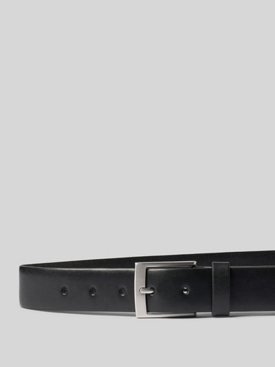 Produktfoto, schwarzer Gürtel aus echtem Leder Modell 'Basic Belt' von s.Oliver BLACK LABEL mit matter Textur und Metallschnalle vor grauem Hintergrund