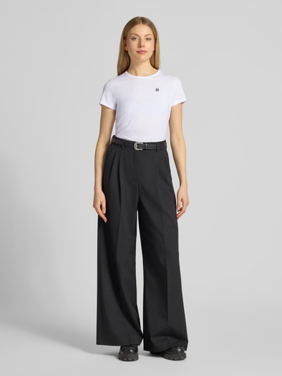 Frauenmodel trägt Regular Fit T-Shirt aus reiner Baumwolle Modell 'Eventsa11' von BOSS in Weiß, unifarben, Label Stitching, Jersey, Ganzkörperansicht von vorne.