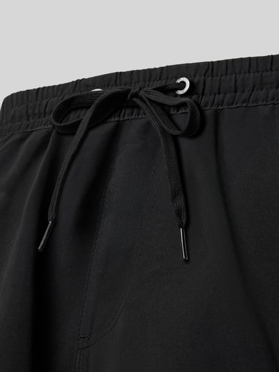 Produktfoto, schwarze Regular Fit Badehose mit Logo-Patch Modell 'Everyday' von Quiksilver, elastischer Bund mit Tunnelzug, glatte Textur