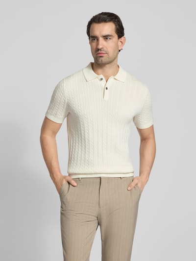 Männermodel trägt Slim Fit Poloshirt in Strick-Optik von Christian Berg Men in Creme, reine Baumwolle, Polokragen, Nahaufnahme Oberkörper.