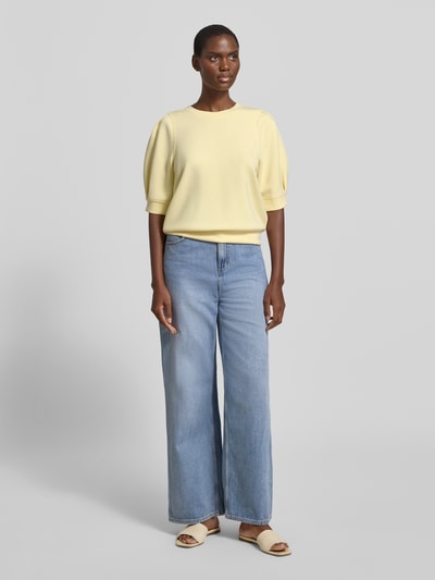 Vrouwenmodel draagt Regular Fit Sweatshirt uit modalmix van s.Oliver RED LABEL, look: effen, plooidetails, ronde hals, pofmouwen, scuba materiaalverwerking, lichtgeel, textuur glad, gecombineerd met lichte jeans. Ganzlichaamsaanzicht van voren.