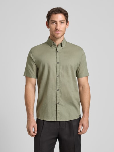 Männermodel trägt Relaxed Fit Freizeithemd aus Leinen-Baumwoll-Mix von Tom Tailor Denim in Optik: Unifarben mit Label-Patch, Knopfleiste durchgehend, Button-Down-Kragen, Flammgarn-Materialverarbeitung, Ärmelform: Kurzarm, Ganzkörperansicht von vorne.