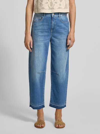 Vrouwenmodel draagt Relaxed Fit Jeans im Used-Look van Marc Cain, mix van katoen en elastaan, high waist, steekzakken, blauwe denim, bandwijdte maat 36: 39 cm, binnenbeenlengte maat 36: 66 cm, ganzekörperansicht van voren.