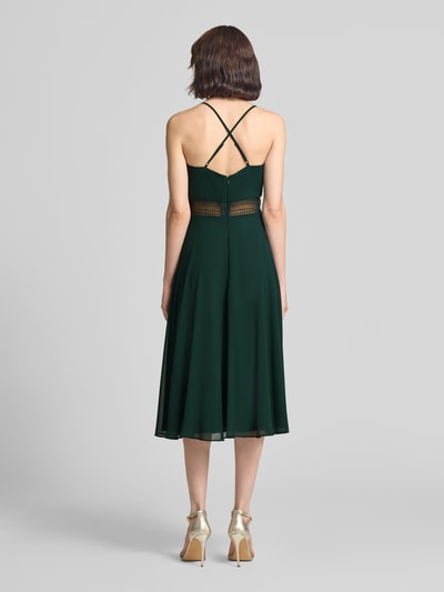 Männermodel trägt Knielanges Cocktailkleid mit Wasserfall-Ausschnitt von Vera Mont in Dunkelgrün, szyfon, tasiemka w talii z szydełkowej koronki, krój taliowany, długość do kolan, Długość tyłu w rozmiarze 36: 88 cm, Szerokość klatki piersiowej w rozmiarze 36: 33 cm, Ganzkörperansicht Rückansicht