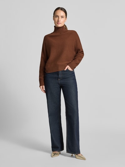 Frauenmodel trägt Strickpullover aus Leinen-Mix Modell 'TORRE' von Marella in Braun mit geripptem Rollkragen, lockerer Passform, Ganzkörperansicht von vorne.