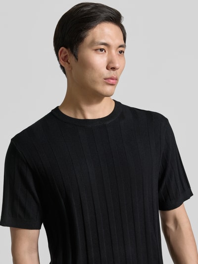 Männermodel draagt gebreid shirt uit viscosemix met ronde hals, riblook, regular fit van Lindbergh, Nahaufnahme Oberkörper.