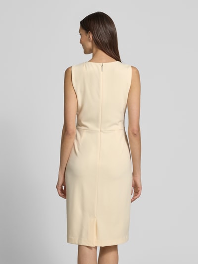 Frauenmodel trägt knielanges Etuikleid mit Rundhalsausschnitt von Calvin Klein Womenswear in Beige, Material-Mix mit Stretch, Ganzkörperansicht Rückansicht