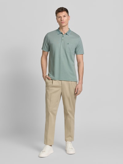 Männermodel trägt Regular Fit Poloshirt mit Knopfleiste und Brusttasche von RAGMAN, Baumwoll-Mix, Herren, Ganzkörperansicht von vorne.
