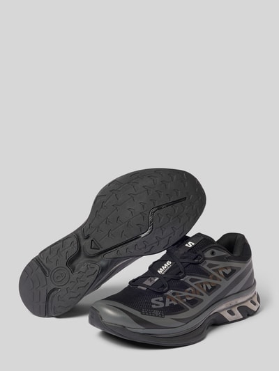 Produktfoto, Sneaker mit Kontrastbesatz von MM6 Maison Margiela, abgerundete Form, Schnürverschluss, strukturierte Sohle, Label-Details, Farbe Schwarz, Kontrastdetails in Grau, Absatzhöhe 4 cm, Schafthöhe 8 cm, Herren Sneaker.