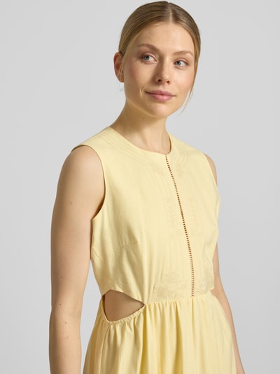 Frauenmodel trägt Midikleid aus Leinen-Mix mit Viskose-Anteil von JAKE*S STUDIO WOMAN in Gelb mit Lochstitching und Rundhalsausschnitt, taillierte Passform, ärmelloses Design, Nahaufnahme Oberkörper.