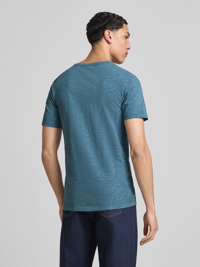 Männermodel draagt T-shirt uit puur katoen model 'SPLIT' van Jack & Jones in recht model, V-hals en knoopsluiting, ruglengte maat M 67 cm, blauwe tint met lichte textuur, rugaanzicht, geheel lichaam.