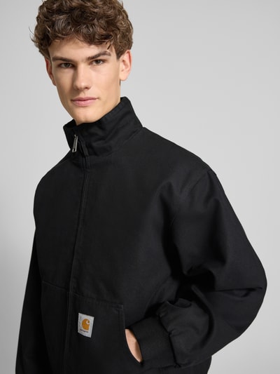 Männermodel trägt Jacke mit Zweiwege-Reißverschluss Modell 'Ravon' von Carhartt Work In Progress, reine Baumwolle, Nahaufnahme Oberkörper.