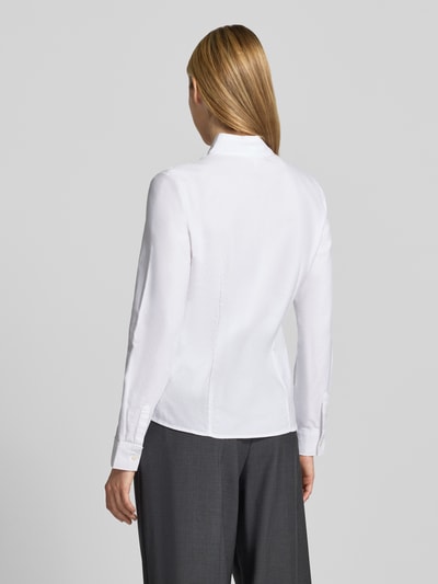 Frauenmodel trägt Regular Fit Hemdbluse aus reiner Baumwolle von Christian Berg Woman, weiß, Stehkragen, Ganzkörperansicht Rückansicht.
