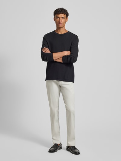 Männermodel trägt Hose im 5-Pocket-Design Modell 'CORDOBA' von bugatti, gerade Passform, helle Farbe, Baumwoll-Mix, Ganzkörperansicht von vorne.