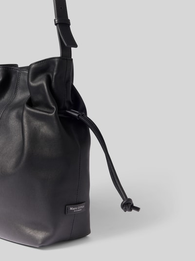 Produktfoto, Henkeltasche aus echtem Rindsleder von Marc O'Polo dla kobiet, czarna, matowa tekstura, prostokątne formy, detal torby