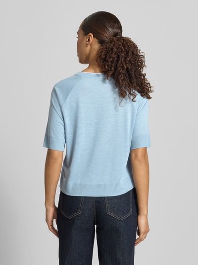Frauenmodel trägt Damen T-Shirt mit Raglanärmel und 1/2-Arm von Windsor in Hellblau, Lyocell-Mix mit Baumwoll-Anteil, Gerader-Schnitt, Rundhalsausschnitt, Rückenlänge 50 cm bei Größe 36, Ganzkörperansicht Rückansicht.