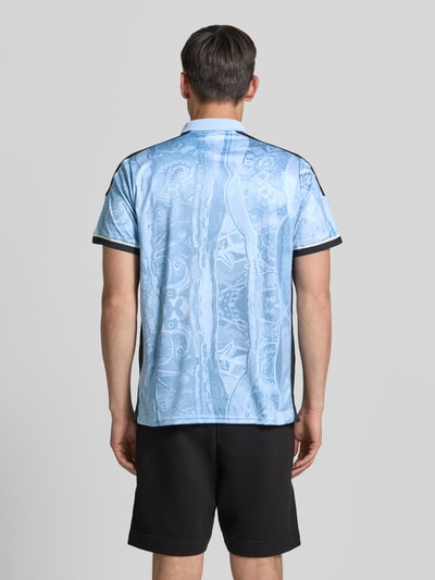 Männermodel trägt Slim Fit T-Shirt mit Label-Print von COLUCCI, hellblau mit Muster, Polokragen, Rückenlänge 72 cm, Ganzkörperansicht Rückansicht.