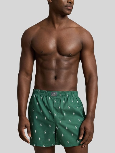 Männermodel trägt grüne Boxershorts aus reiner Baumwolle im 3er-Pack von Polo Ralph Lauren Underwear mit weißem Muster, Nahaufnahme Oberkörper.