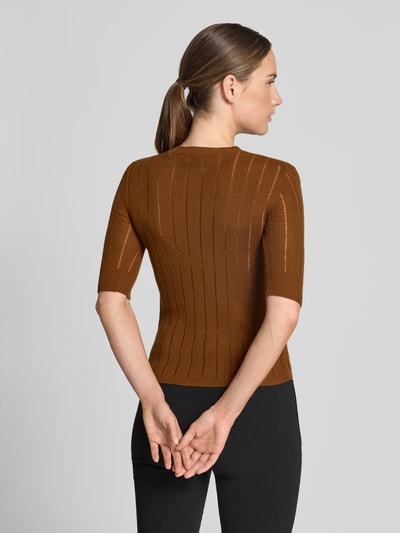Männermodel trägt brązowy sweter Slim Fit Pullover aus Seiden-Woll-Mix Modell 'RAGNO' von Max Mara Studio o drobnej prążkowanej fakturze, widoczne pionowe linie, materiał gładki, Ganzkörperansicht Rückansicht.