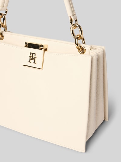 Produktfoto, Henkeltasche in Lederoptik von Tommy Hilfiger in Optik: Unifarben mit Kettendetail am Griff, Logo-Applikation aus Metall, Magnetverschluss, geteiltes Hauptfach, genarbte Materialverarbeitung, Tragehenkel und abnehmbarer Schulterriemen.