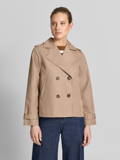 Frauenmodel trägt Jacke mit Reverskragen und Ärmelriegeln Modell 'AMANDA' von Soyaconcept, beigefarbener Baumwoll-Mix, Zweireiher, Regular Fit, Ganzkörperansicht von vorne.