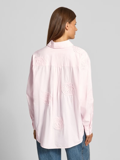 Frauenmodel trägt Regular Fit Hemdbluse aus reiner Baumwolle Modell 'Dalma Doris' von Neo Noir in Rosa mit floralem Allover-Besatz, Ganzkörperansicht Rückansicht.